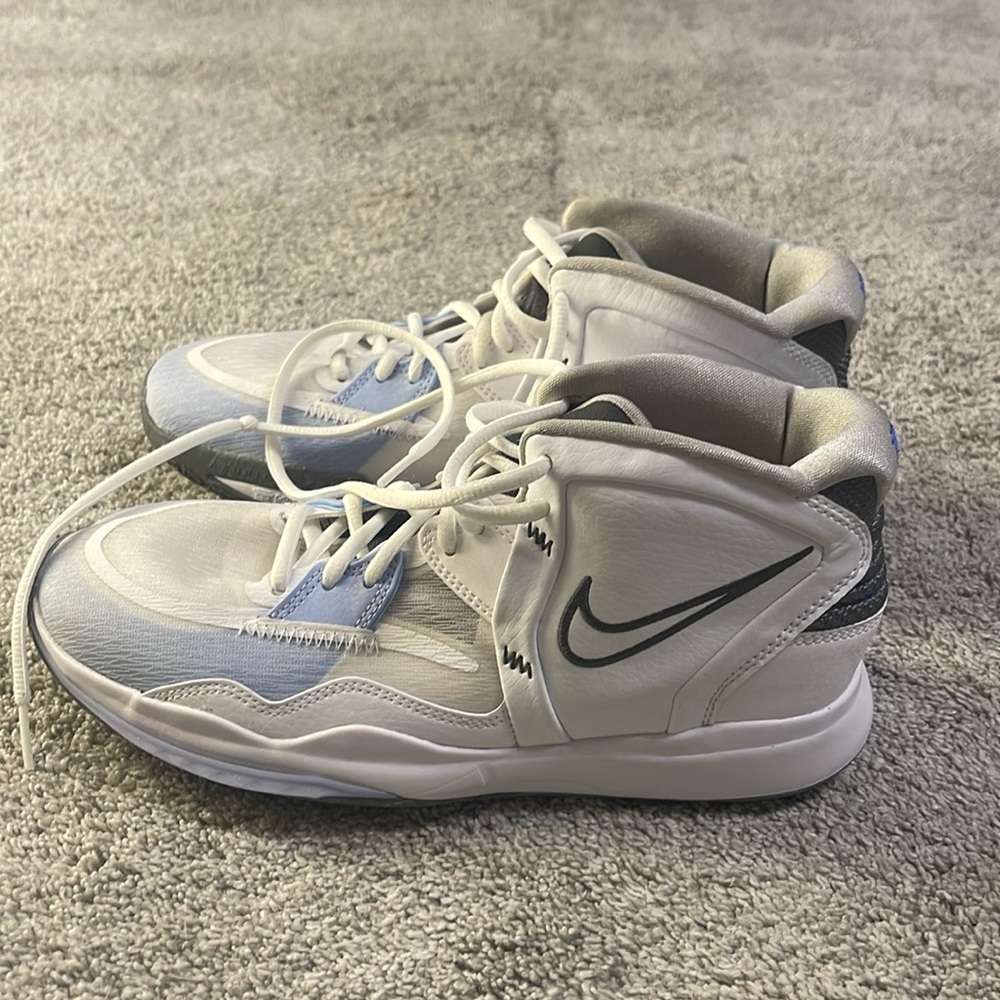 Men’s Kyrie basketball shoe